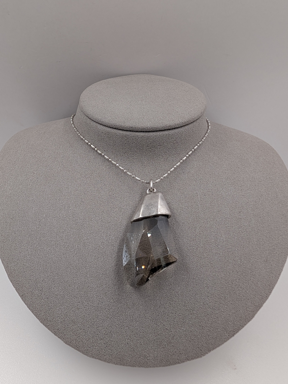 Chico’s Smoky Gray Faceted Pendant Necklace Silver Tone Statement 0804